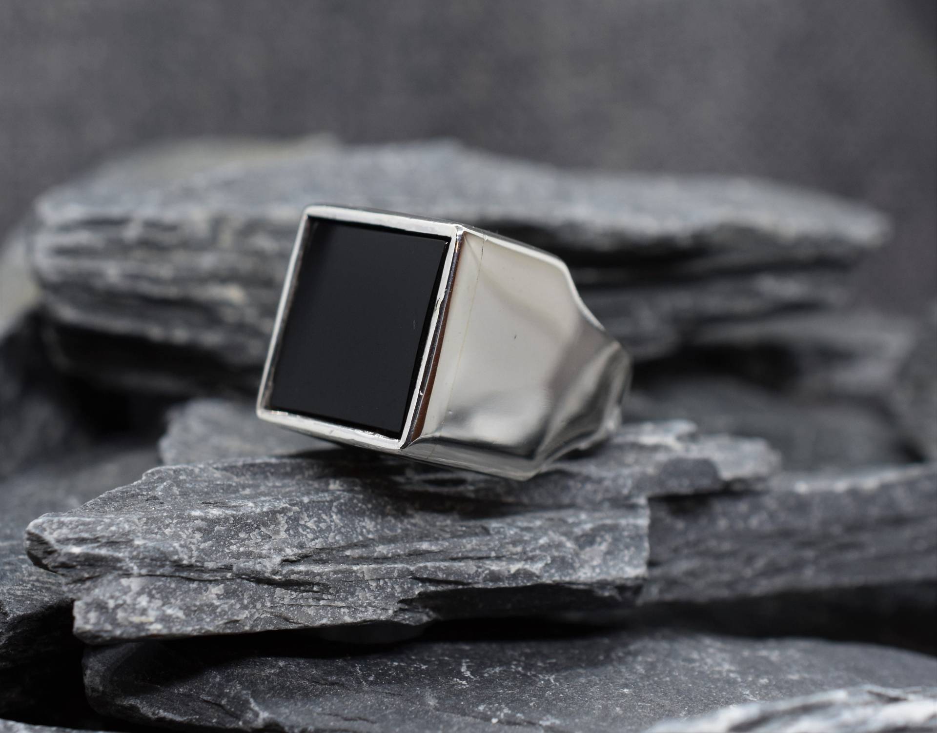 Vintage Sterling Silber Statement Ring Mit Einem Flachen Schnitt Onyx Stein Größe 8, 75 Uns Vintage Sterling Silber Statement Ring Mit Einem Flachen Schnitt Onyx Stein Größe 8, 75 Uns von CeeJaysJewelry
