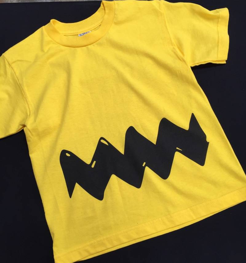 Charlie Braun Tshirt Charlie T-Shirt Gestreift Karie Shirt Familie Halloween Kostüm Tshirt Charlie Braun Tshirt Charlie T-Shirt Gestreift Karie Shirt Familie Halloween Kostüm Tshirt von CelebriTeeInc