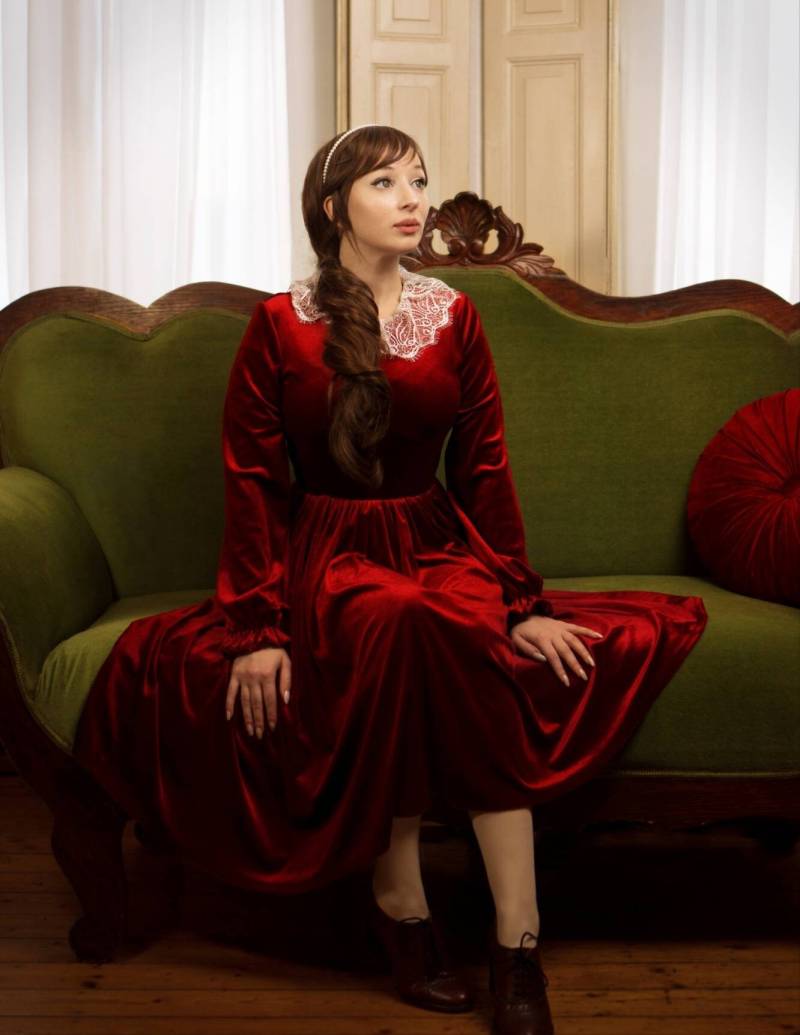 Ein Samtkleid Im Cottagecore Belle Epoque Stil Mit Spitzenkragen von CelesteLilou
