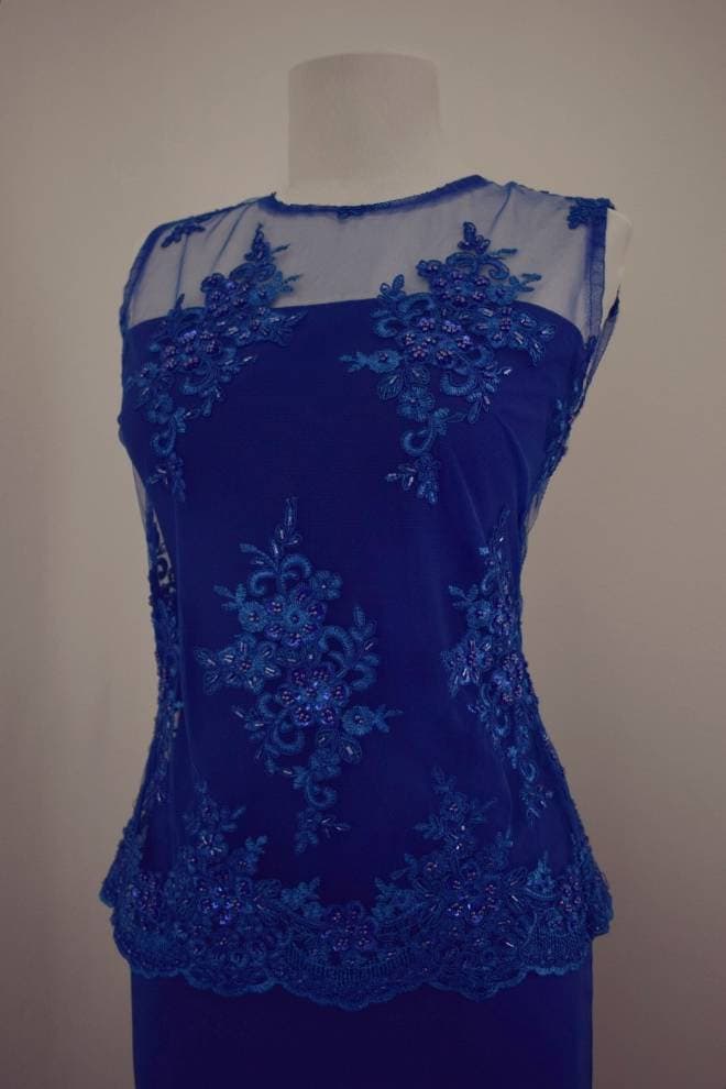 Eine Atemberaubende Overlay Vintage Style Spitzenbluse Mit Handgenähten Perlen Und Lapislazuli Edelsteinen von CelesteLilou