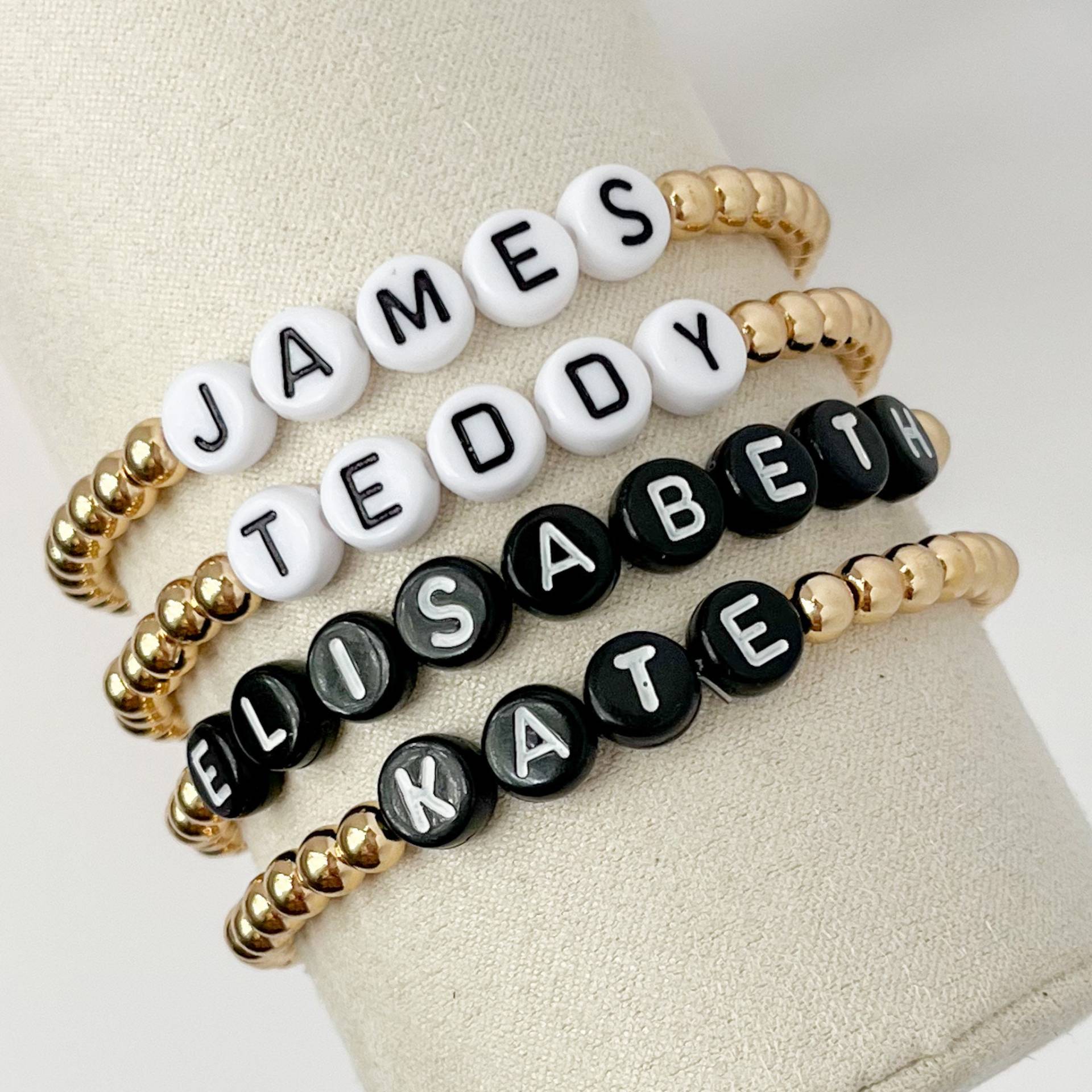 Namensarmbänder Kinder Namen Armbänder Buchstaben Perlen Gold Stapelarmbänder von CelesteandCompany