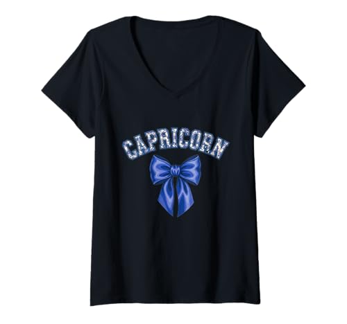 Damen Steinbock Sternzeichen Chinoiserie Kokette Bogen Astrologie des T-Shirt mit V-Ausschnitt Damen Steinbock Sternzeichen Chinoiserie Kokette Bogen Astrologie des T-Shirt mit V-Ausschnitt von Celestial Coquette Collective