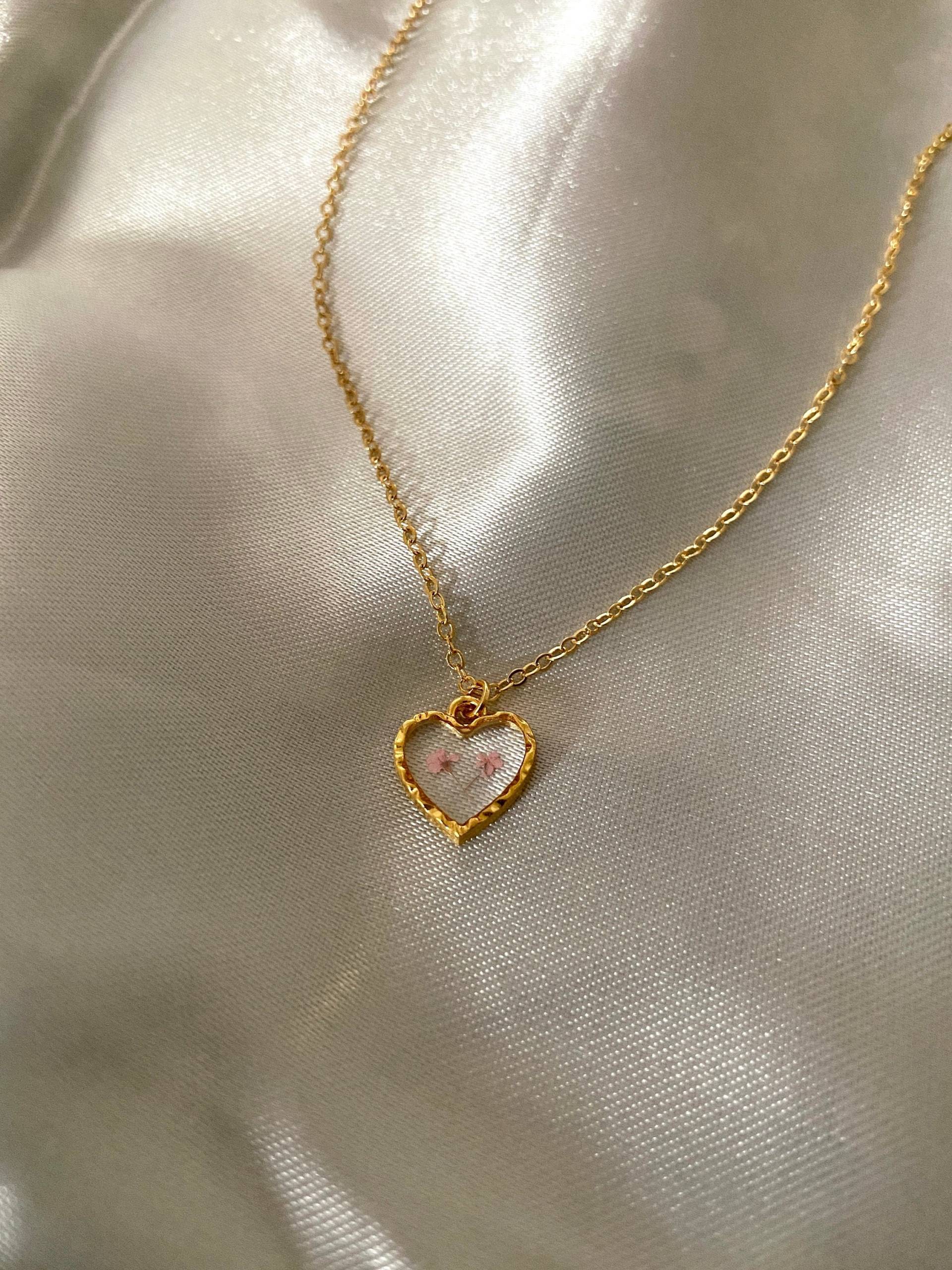 Gepresste Blumen-Herz-Halskette Zierlicher Gold-Resin-Anhänger Gepresste Blumen-Herz-Halskette Zierlicher Gold-Resin-Anhänger von CelestialBySel