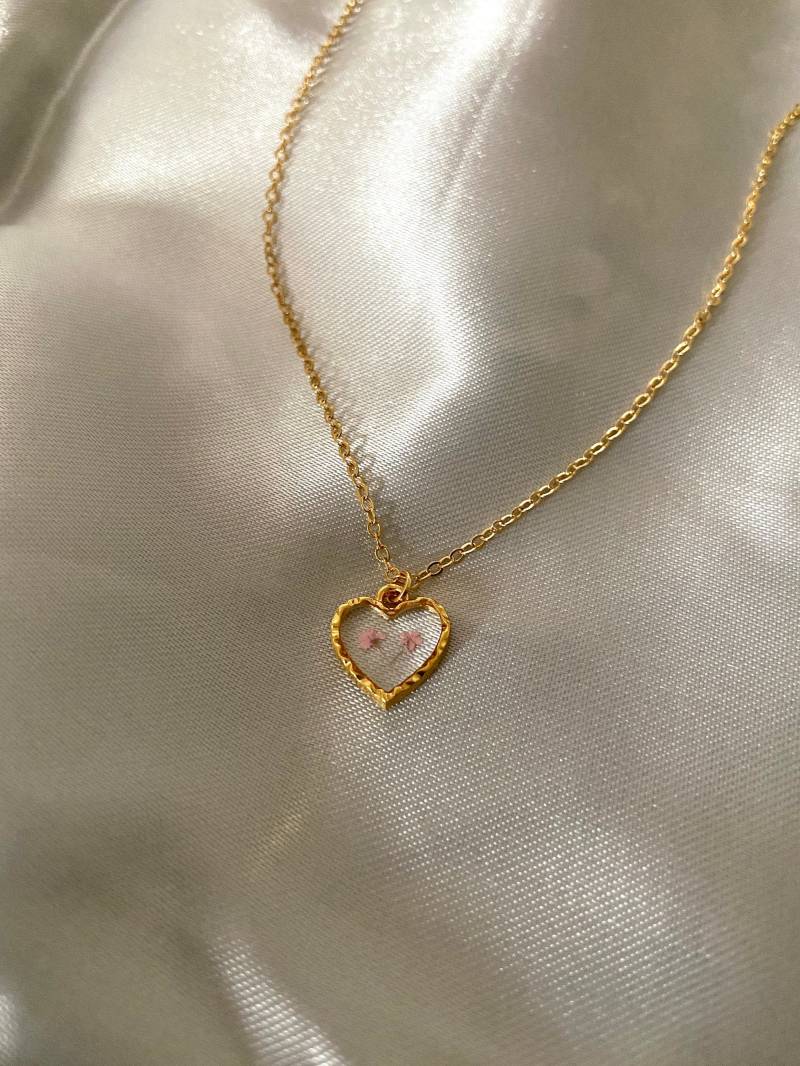 Gepresste Blumen-Herz-Halskette Zierlicher Gold-Resin-Anhänger Gepresste Blumen-Herz-Halskette Zierlicher Gold-Resin-Anhänger von CelestialBySel