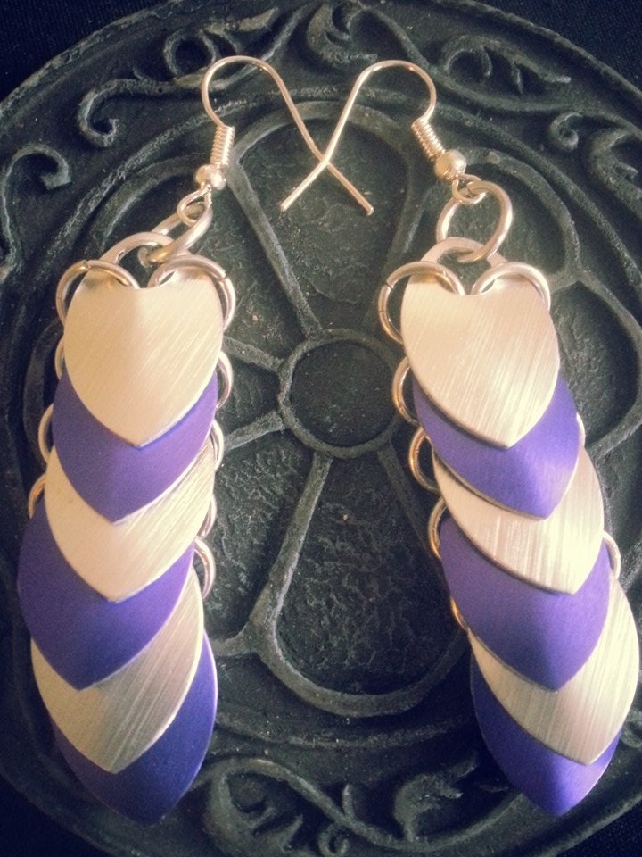 Lila Und Silber-Scales Ohrringe von CelestialChainmail