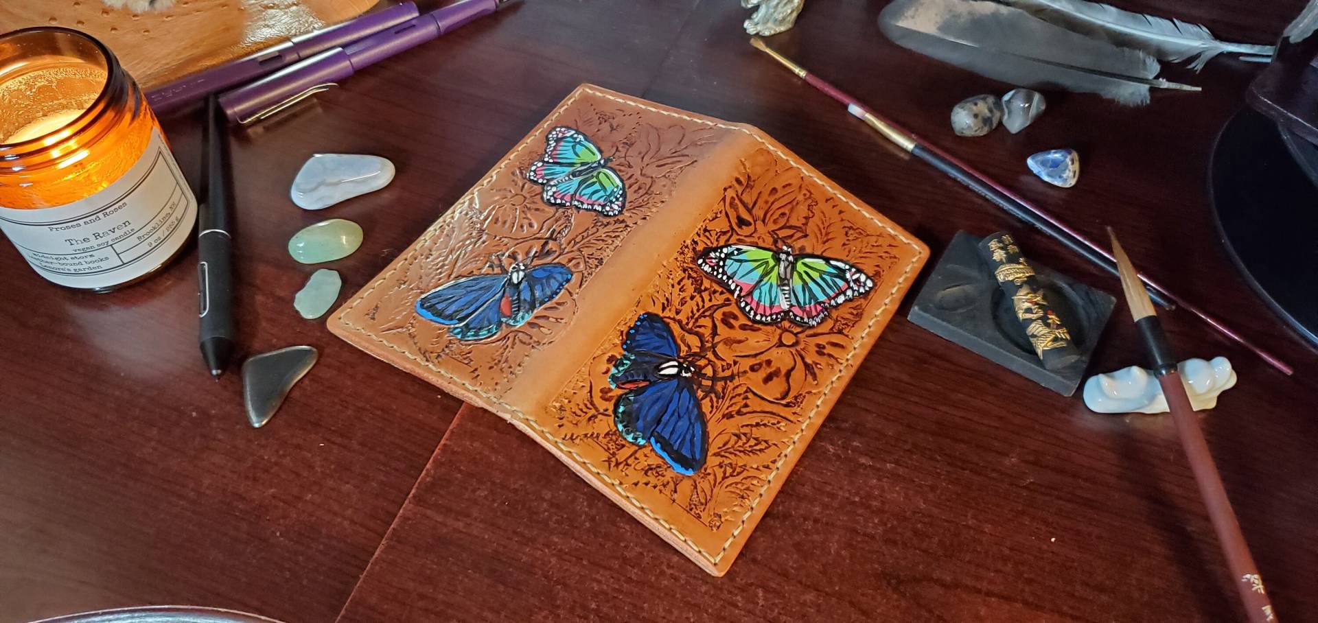 Butterfly Wallet Kombiniert Traditionelle Stile Aus Leder Und Figurenschnitzerei Mit Farbenfroher Bemalung Zu Einem Handgefertigten Funktionalen Butterfly Wallet Kombiniert Traditionelle Stile Aus Leder Und Figurenschnitzerei Mit Farbenfroher Bemalung Zu Einem Handgefertigten Funktionalen von CelestialPhobia