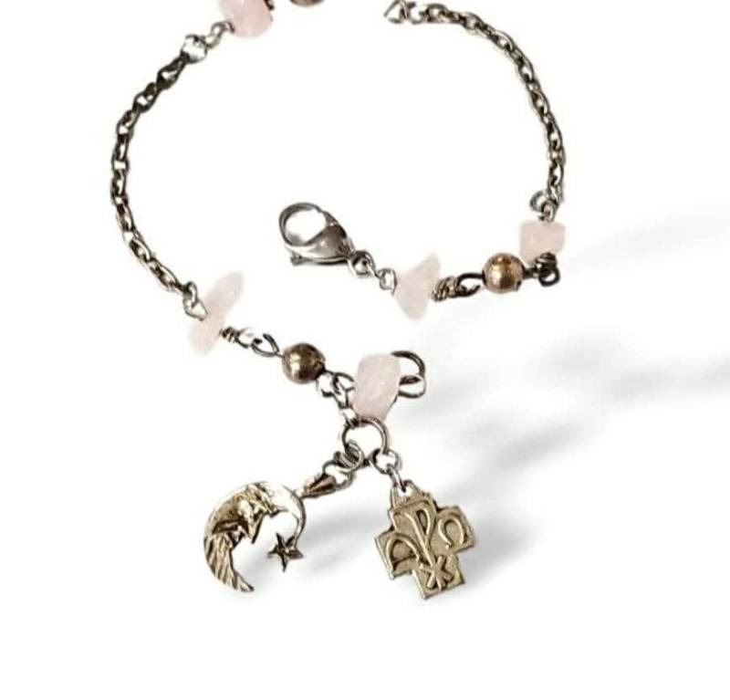 Vintage Schmuck, Perlen Rosenquarz Armband, Mond Und Stern Bettelarmband, Boho Kreuz Religiöses Handgemachtes Armband Vintage Schmuck, Perlen Rosenquarz Armband, Mond Und Stern Bettelarmband, Boho Kreuz Religiöses Handgemachtes Armband von Celestialbling
