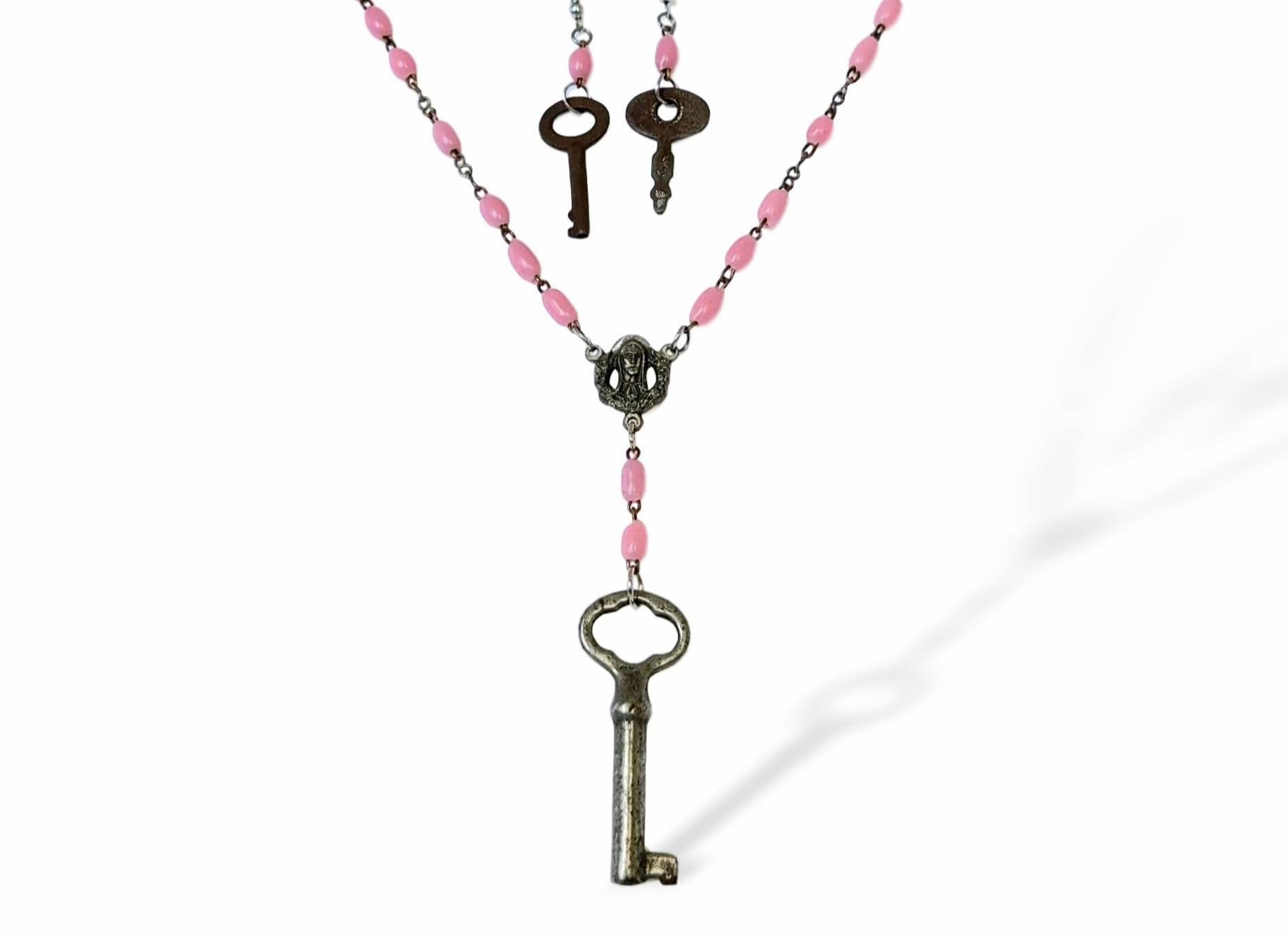 Vintage Skelett Schlüsselschmuck Set, Schlüsselkette, Schlüsselohrringe, Schlüsselschmuck, Auf Rosa Glasperlen, Assemblage Vintage Skelett Schlüsselschmuck Set, Schlüsselkette, Schlüsselohrringe, Schlüsselschmuck, Auf Rosa Glasperlen, Assemblage von Celestialbling