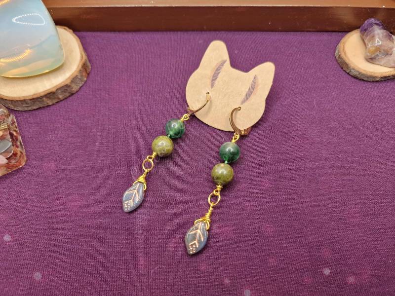 Leafling Witch Earrings Green Calcite & Unakite Beads With Glass Leafs Gold Ohrringe Golden Pagan Fall Vibes von CelicasCentury