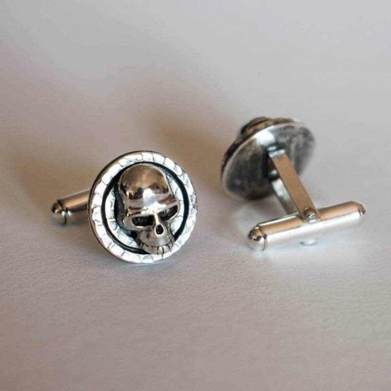 Handgefertigte Sterling Silber Totenkopf Manschettenknöpfe Gehämmert Oxidiertes Finish von CelinaSousa