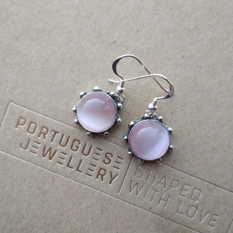 Handgemachte Sterling Silber Haken Ohrringe Cateye Stein Kugeln, Oxidiertes Finish von CelinaSousa