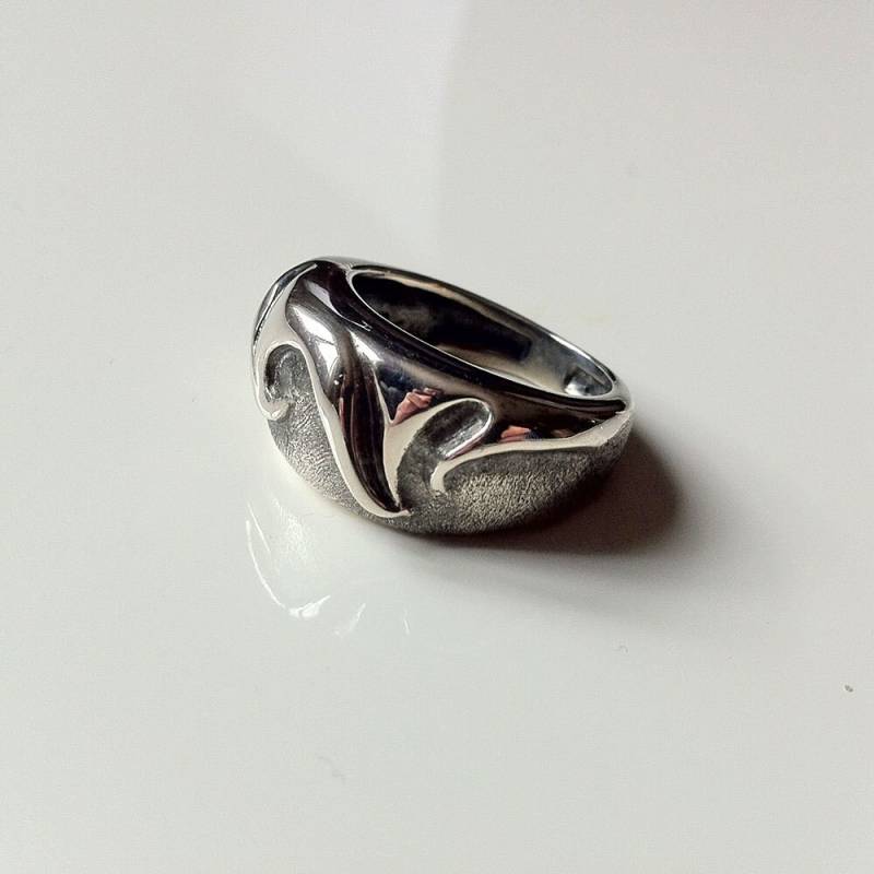 Handgemachte Sterling Silber Wellen-Ring Oxidiertes Hochreliefdesign Handgemachte Sterling Silber Wellen-Ring Oxidiertes Hochreliefdesign von CelinaSousa