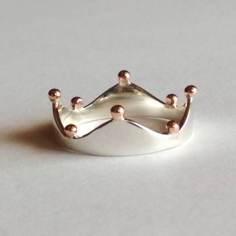 Handgemachter Kronen-Ring Aus Sterlingsilber Mit Kupfer-Details von CelinaSousa