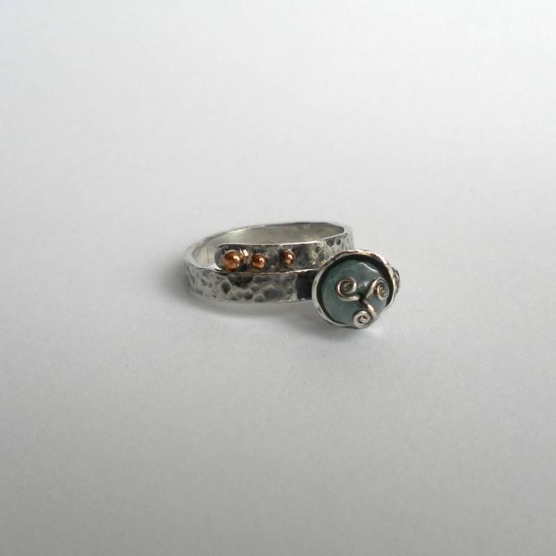 Handgemachter Offener Ring Aus Silber, Aqua-Grüner Edelstein Und Kupfer Details von CelinaSousa