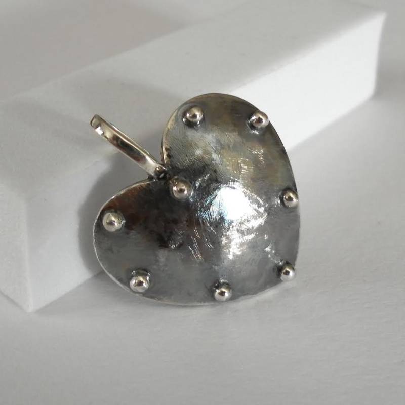 Handgemachter Reversible Sterling Silber Herz Anhänger - Rustikal & Matt von CelinaSousa