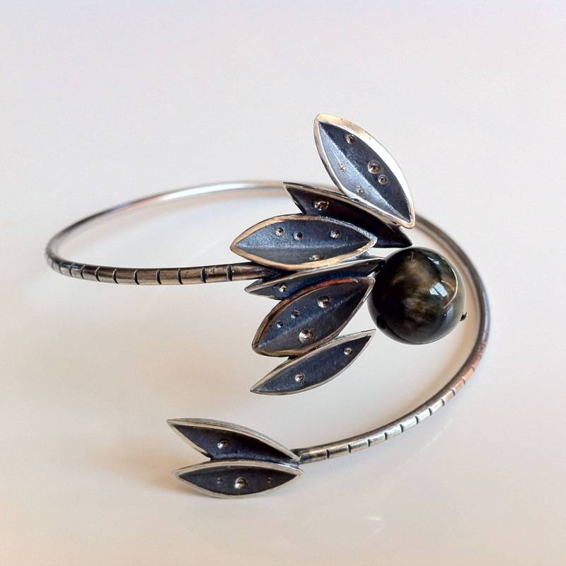 Handgemachtes Armband Aus Sterlingsilber Mit Blattmotiven Und Einem Falkenauge-Stein von CelinaSousa