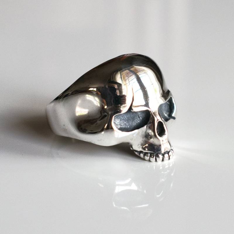 Polierter Sterling Silber Totenkopf Ring Handgemachter Punk Schmuck von CelinaSousa