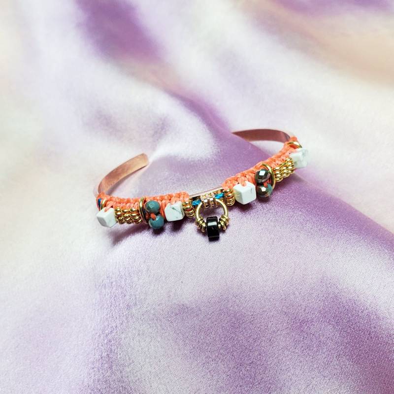 Farbenfrohes Armband Im Boho-Chic-Stil Aus Roségoldplattiertem, Gewebtem Korallenrot Mit Steinen, Perlen Und Vergoldeten Elementen Ethno-Chic-Stil von CelineH2o