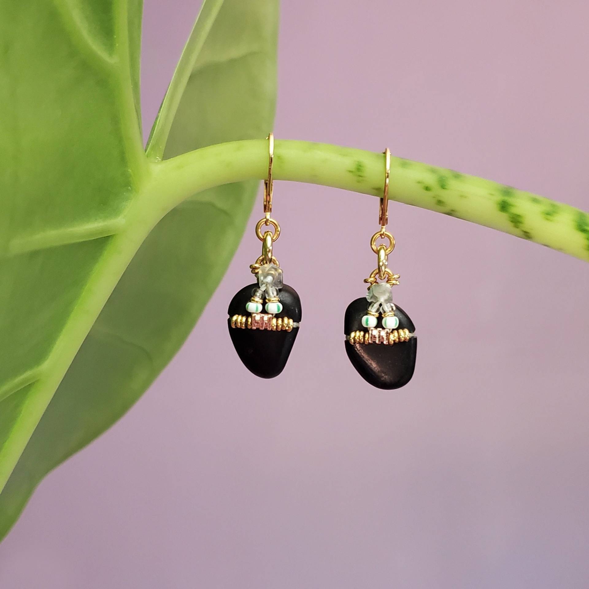 Kleine Hängeohrringe Mit Schwarzen Obsidiansteinen Und Vergoldeten Elementen, Einzigartiges Design // Assia von CelineH2o