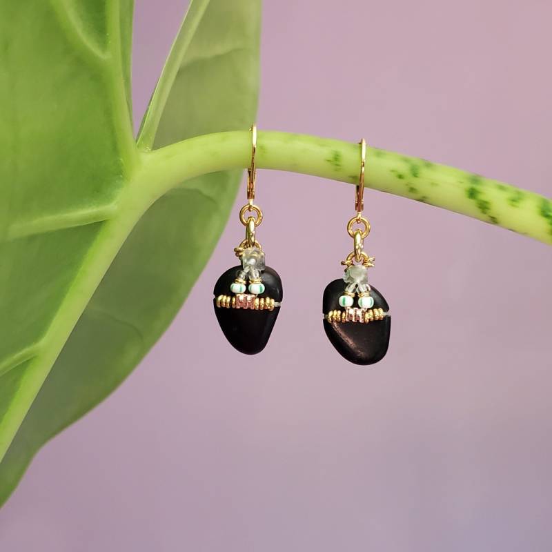 Kleine Hängeohrringe Mit Schwarzen Obsidiansteinen Und Vergoldeten Elementen, Einzigartiges Design // Assia von CelineH2o