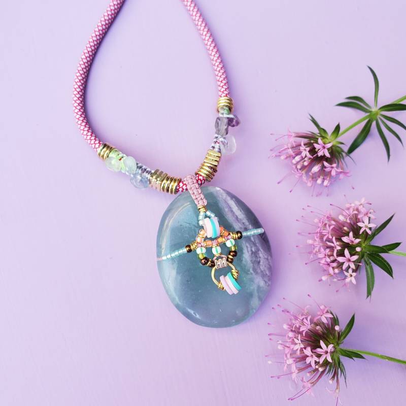 Mittellange Fluorit-Halskette - Handgefertigter Anhänger Aus Naturstein, Perlen Und Gewebter Kordel, Handgefertigter Boho-Chic-Schmuck von CelineH2o