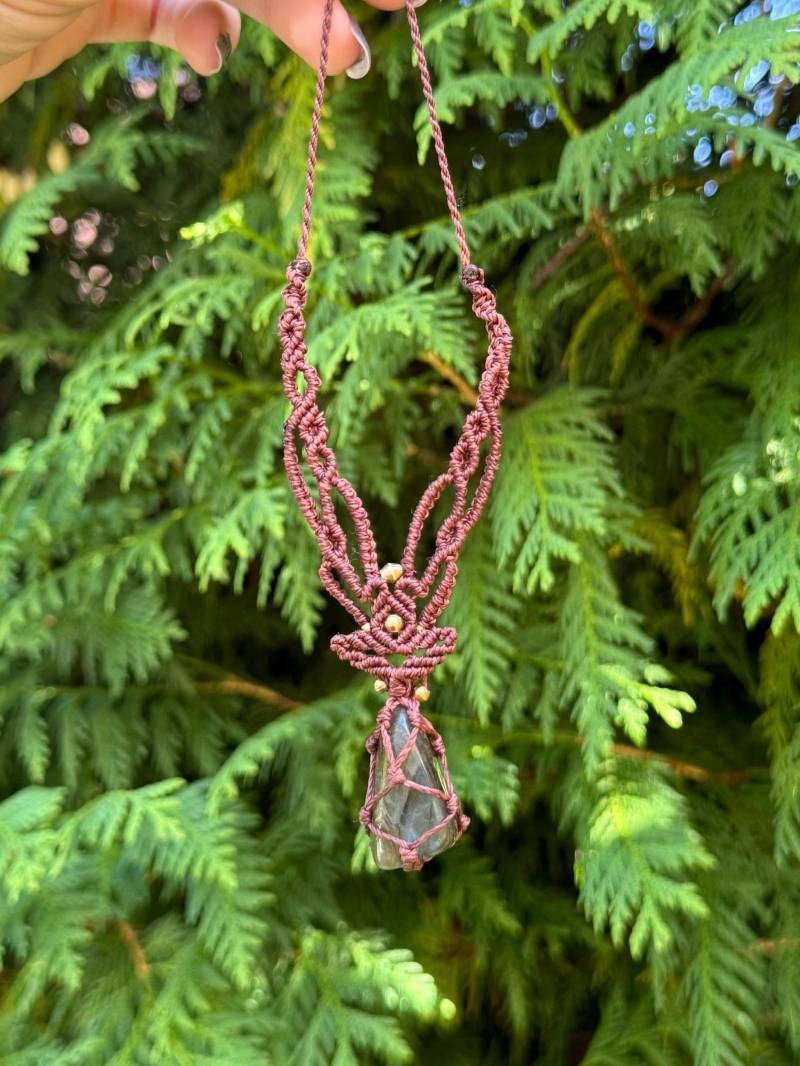 Labradorit Makramee Halskette Blätter Leafy Edelstein Fairy Gold Braun | Handgemacht Unikat Festival Boho Hippie Labradorit Makramee Halskette Blätter Leafy Edelstein Fairy Gold Braun | Handgemacht Unikat Festival Boho Hippie von CelinesGleamingGems
