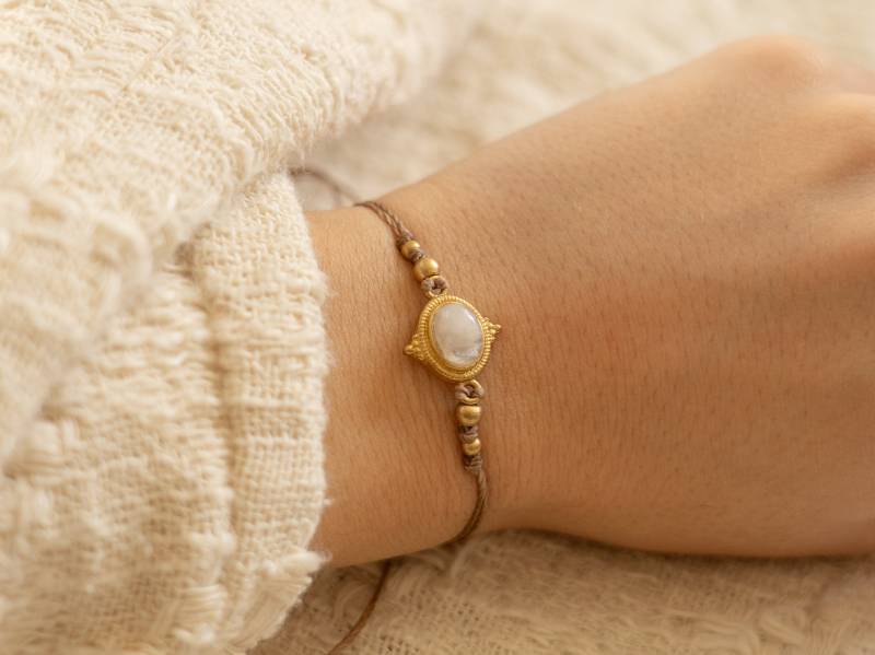 Mondstein Armband Gold | Geknüpft Makramee Bändchen Regenbogen Messing Perlen Hippie Boho Ethno von CelinesGleamingGems