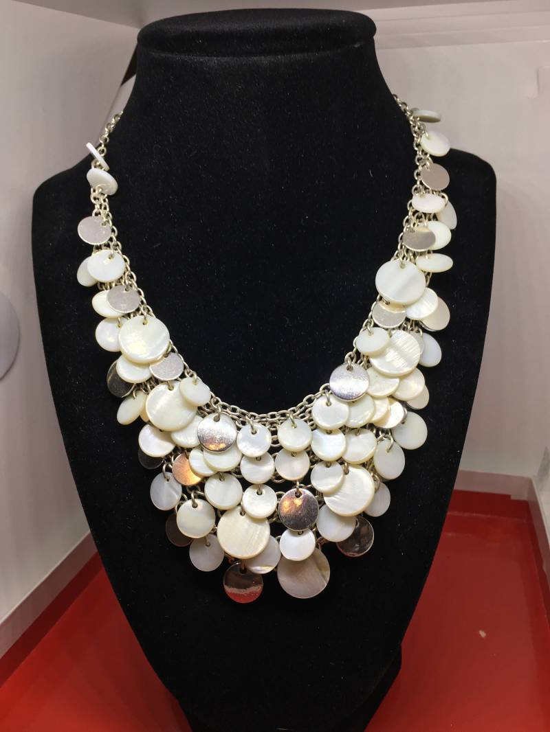 Vintage Fabni Bib Halskette Scheinchen Aus Perlmutt, Modeschmuck Der 70Er Jahre von CelliniTreasures