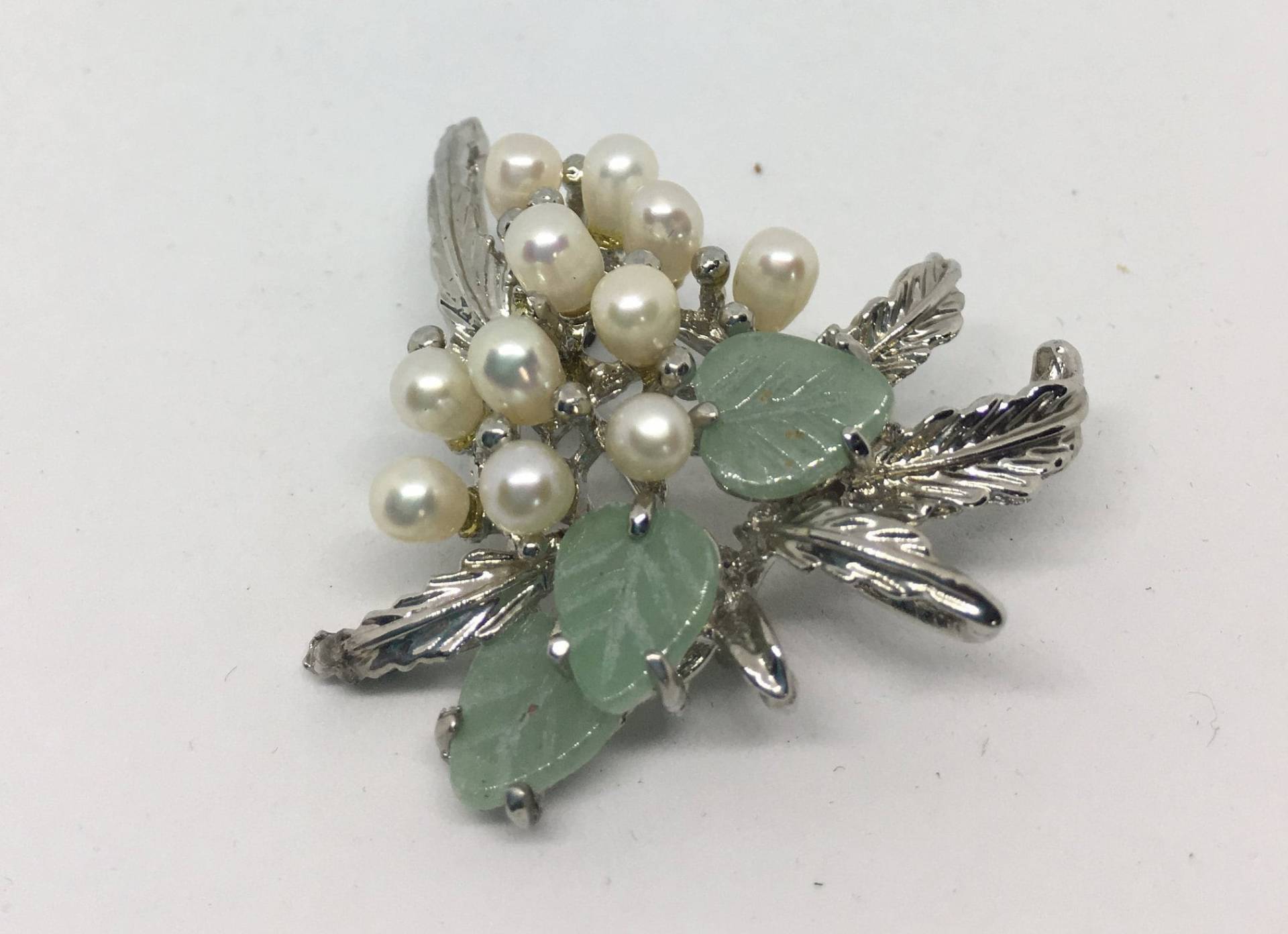 Silberfarbene Perle & Jade Brosche Naturbezogene Anstecknadel von CelliniTreasures