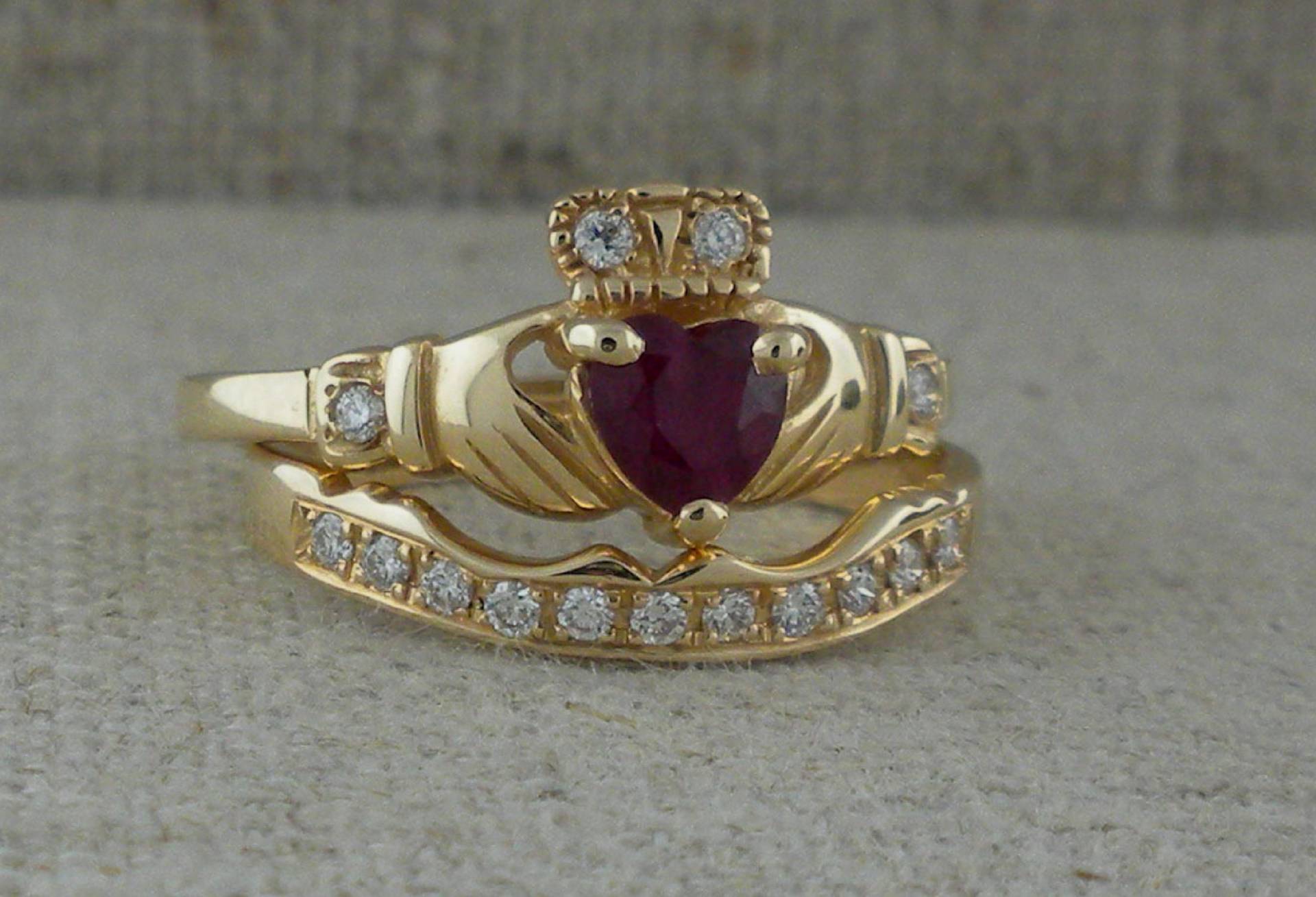 14K Gelber Rubin Und Diamant Claddagh Verlobungsring Mit Ausgestattetem Ehering Irish Made in Irland Von Fado Ring Gift Boxed von CelticGirlJewelry