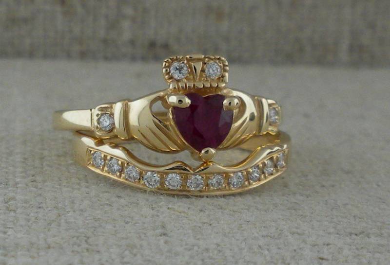 14K Gelber Rubin Und Diamant Claddagh Verlobungsring Mit Ausgestattetem Ehering Irish Made in Irland Von Fado Ring Gift Boxed von CelticGirlJewelry