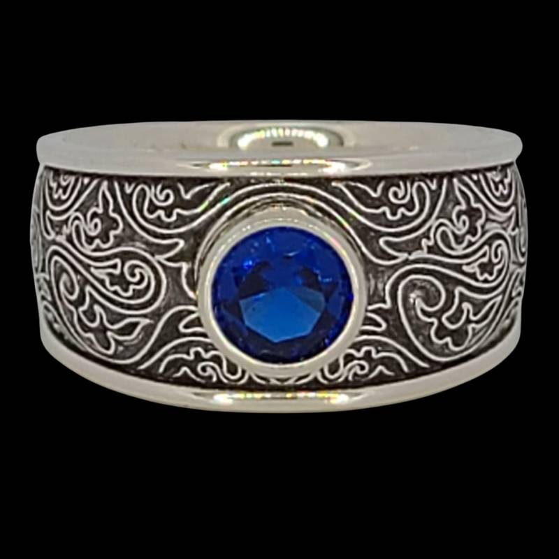 Lakmé Saphir Solitär Mit 6 Mm Edelstein Verjüngung Design in Sterling Silber von CelticJewelscapes