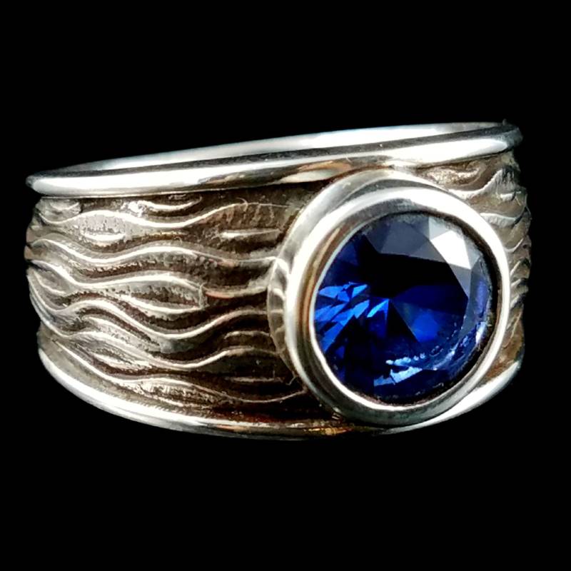 Ripples 8 Mm Saphire Solitaire Mit Verjüngtem Wellendesign in Sterlingsilber von CelticJewelscapes