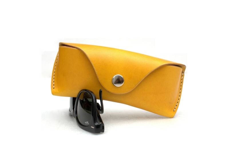 Leder Brillenetui Pflanzlich Gegerbtes Personalisiert, Aus Gelbem von Celyfos