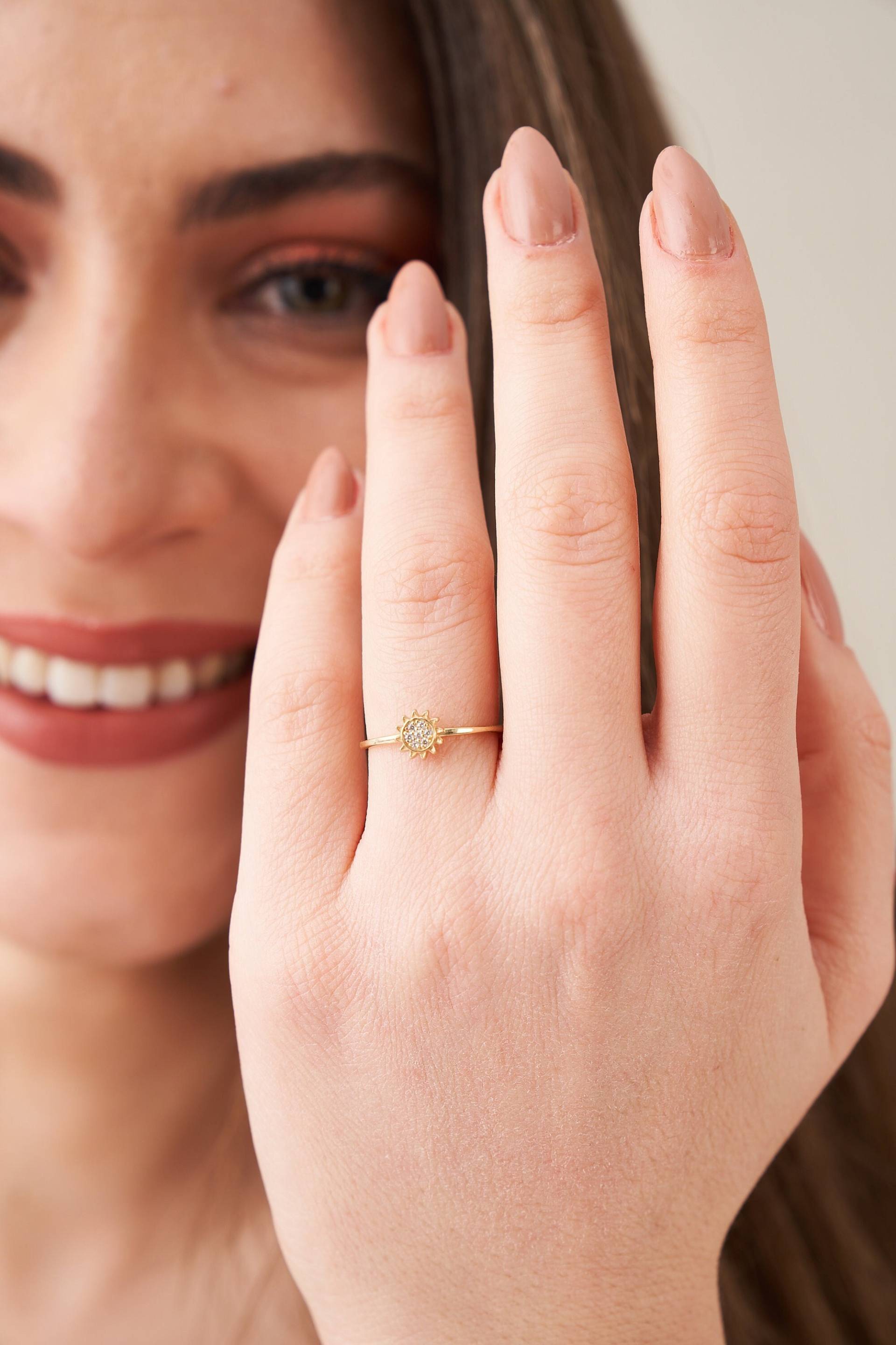 14K Gelbgold Sonnenblume Verlobungsring, Handgemachter Sonnenschmuck Mit Mittelstein, Stapelbarer Ehering Für Frauen, Jahrestagsgeschenk Sie von CemAykanJewelry