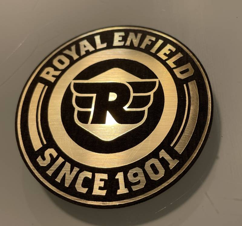 Royal Enfield Emblem Batch Button - Sehr Edel Plastik Lasergeschnitten in Der Optik Edelstahl/Messing Reproduktion Royal Enfield Emblem Batch Button - Sehr Edel Plastik Lasergeschnitten in Der Optik Edelstahl/Messing Reproduktion von Cembalito