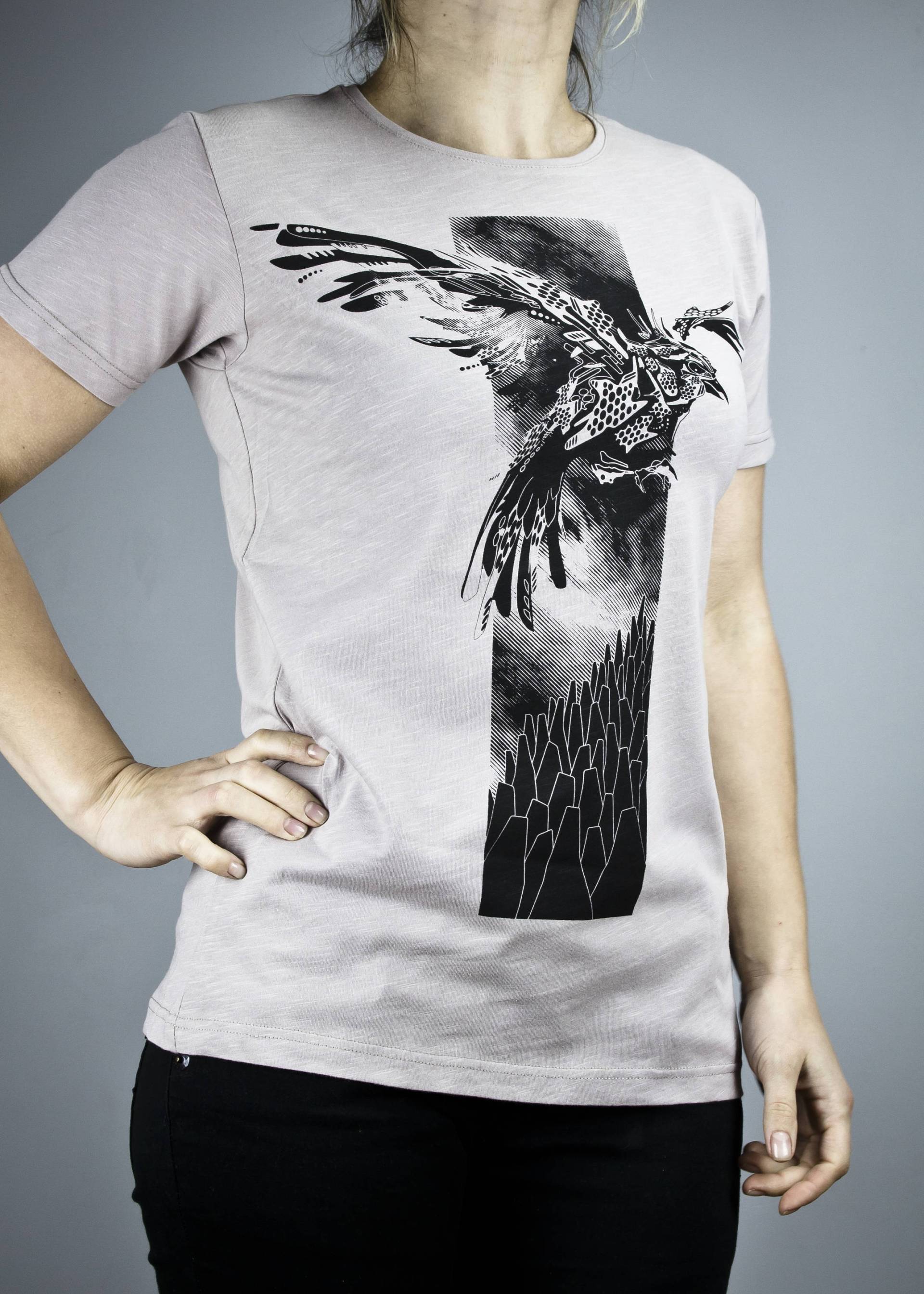 Unisex T-Shirt Mit Vogel Grafik Auf Kurzärmligem Cemme Top Hergestellt in Lettland Unikat Kunst Trendy Kleidung Mode Unisex T-Shirt Mit Vogel Grafik Auf Kurzärmligem Cemme Top Hergestellt in Lettland Unikat Kunst Trendy Kleidung Mode von Cemmeshirts