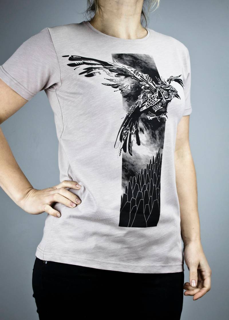 Unisex T-Shirt Mit Vogel Grafik Auf Kurzärmligem Cemme Top Hergestellt in Lettland Unikat Kunst Trendy Kleidung Mode Unisex T-Shirt Mit Vogel Grafik Auf Kurzärmligem Cemme Top Hergestellt in Lettland Unikat Kunst Trendy Kleidung Mode von Cemmeshirts
