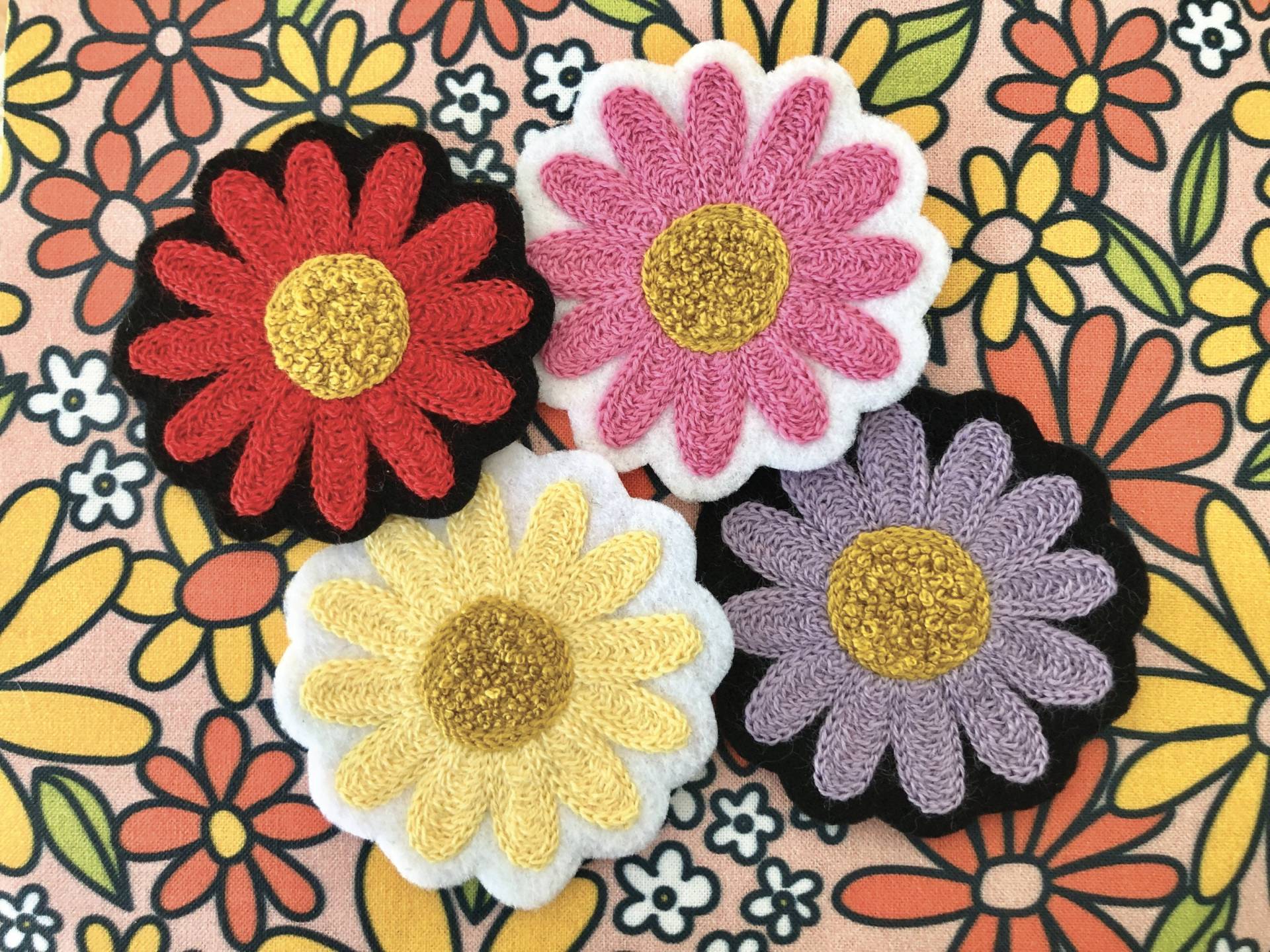 Kette Genähte Gänseblümchen-Blume Zum Aufbügeln, Gestickter Aufnäher - Wählen Sie Ihre Farbe Pink, Gelb, Lila Oder Rot | Süßer Retro Blumen von CenCoastStitchworks