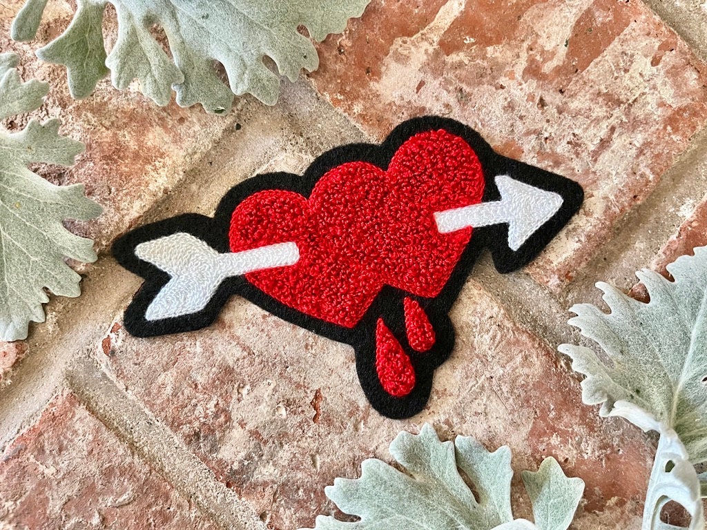 Retro Chenille Chainstich Gesticktes Rotes Herz Und Pfeil Mit Blutstropfen Aufnäher Zum Aufbügeln | Vintage Valentinstag Im Rockabilly Style Retro Chenille Chainstich Gesticktes Rotes Herz Und Pfeil Mit Blutstropfen Aufnäher Zum Aufbügeln | Vintage Valentinstag Im Rockabilly Style von CenCoastStitchworks