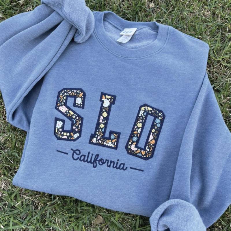 Slo Rundhals-Sweatshirt Mit Blumenapplikation San Luis Obispo California College-stil von CenCoastStitchworks