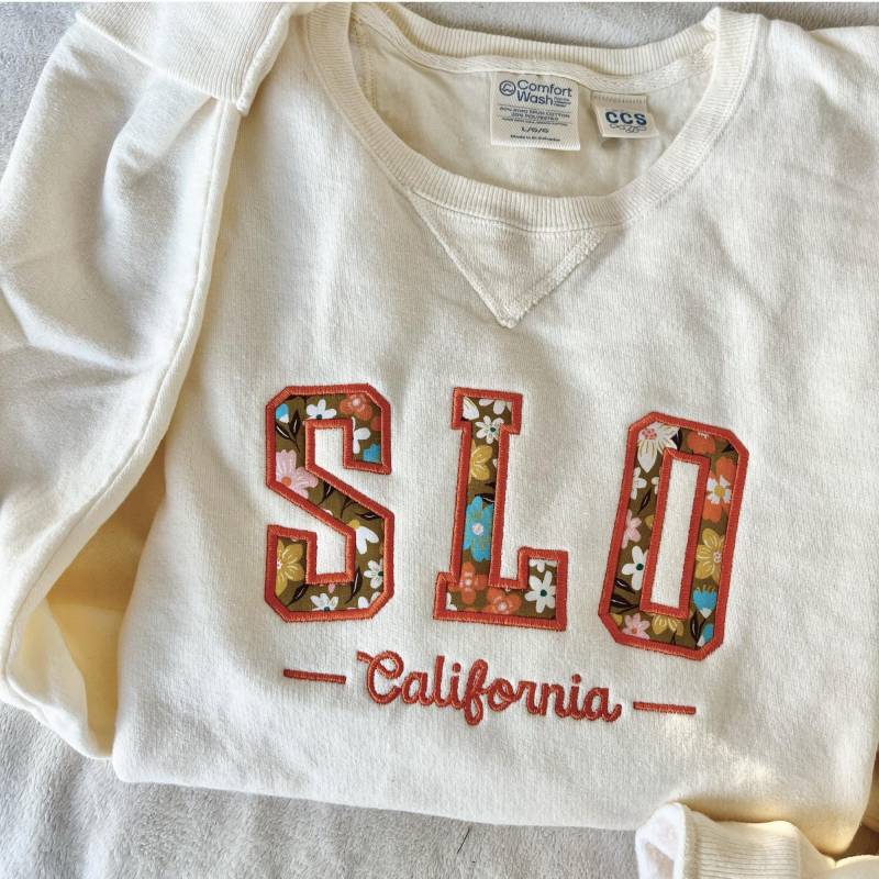 Slo Rundhals-Sweatshirt Mit Blumenapplikation San Luis Obispo California College-stil von CenCoastStitchworks