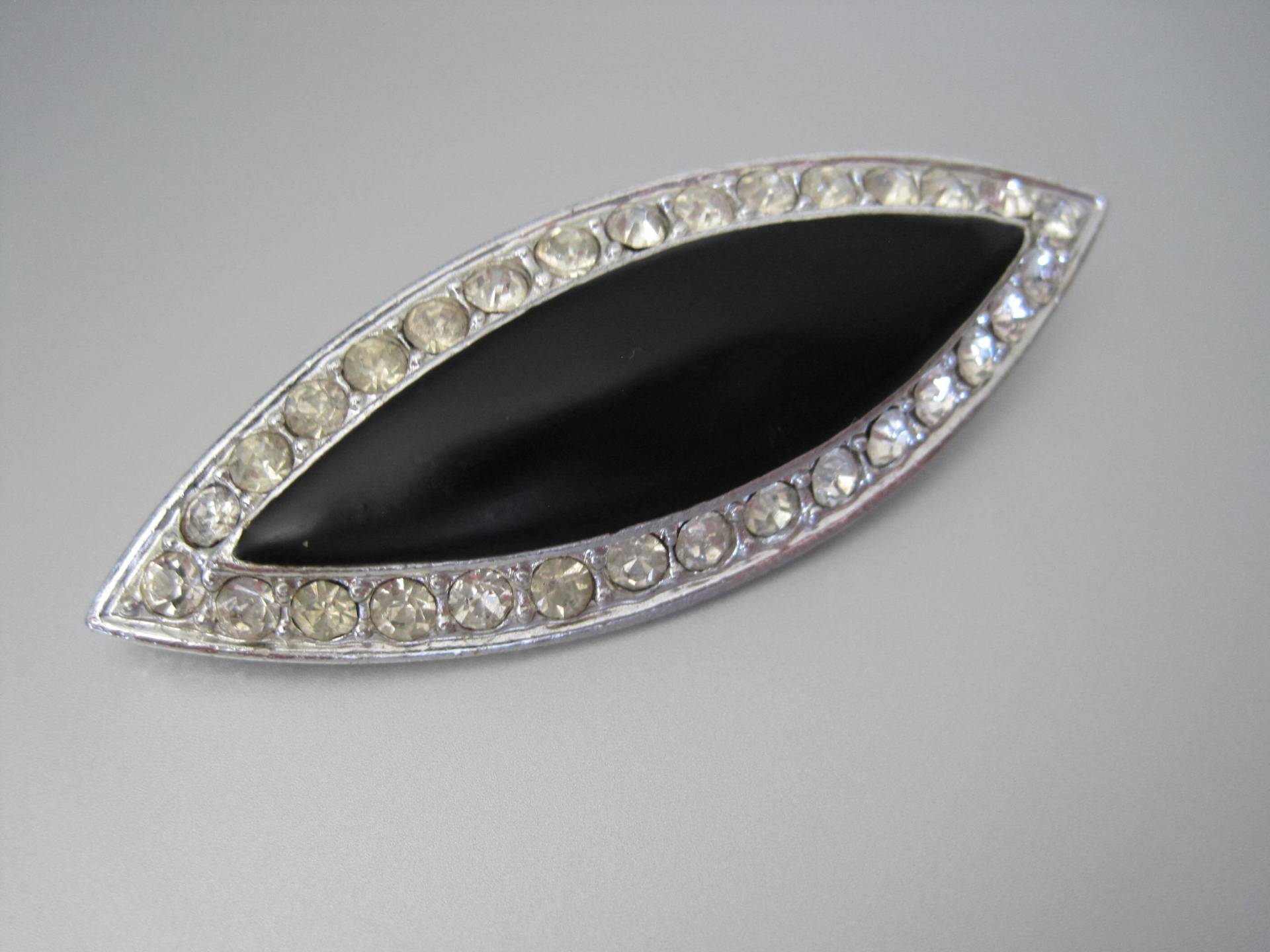 Art Deco, Abstrakte, Bootsförmige Brosche. Silber Ton, Strass, Schwarze Emaille von Cenato