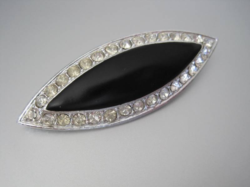 Art Deco, Abstrakte, Bootsförmige Brosche. Silber Ton, Strass, Schwarze Emaille von Cenato