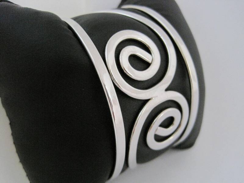 Modernist Rollarbeit-Manschetten-Armband - Glänzender Silber-Ton von Cenato