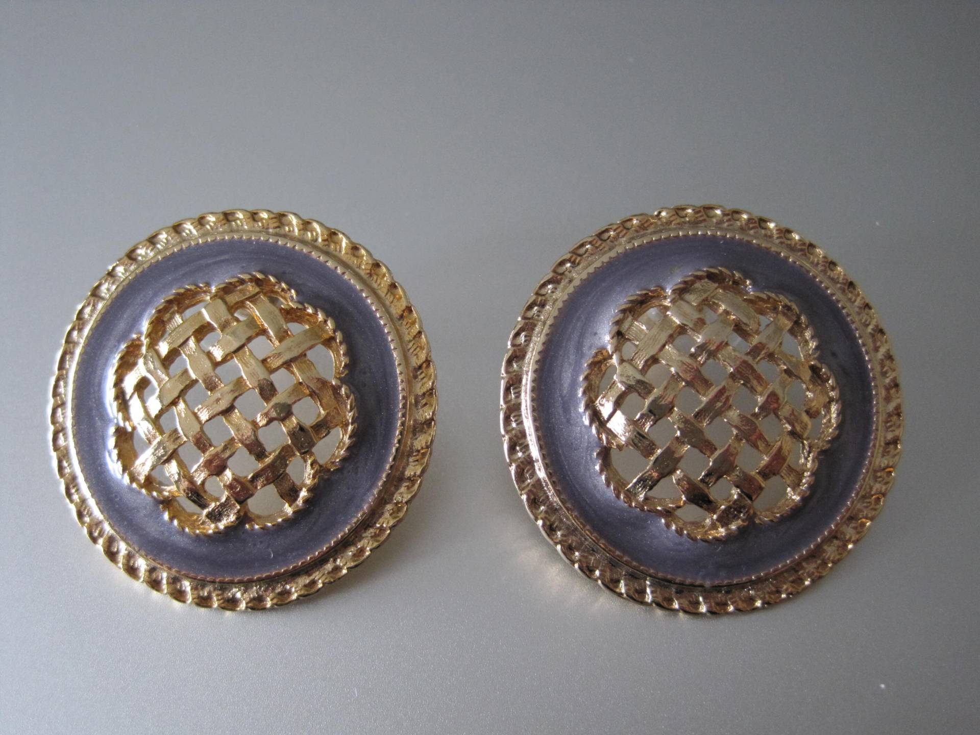 Signierte Lavendel Emaille Ohrstecker Gold Ton Korbgeflecht von Cenato