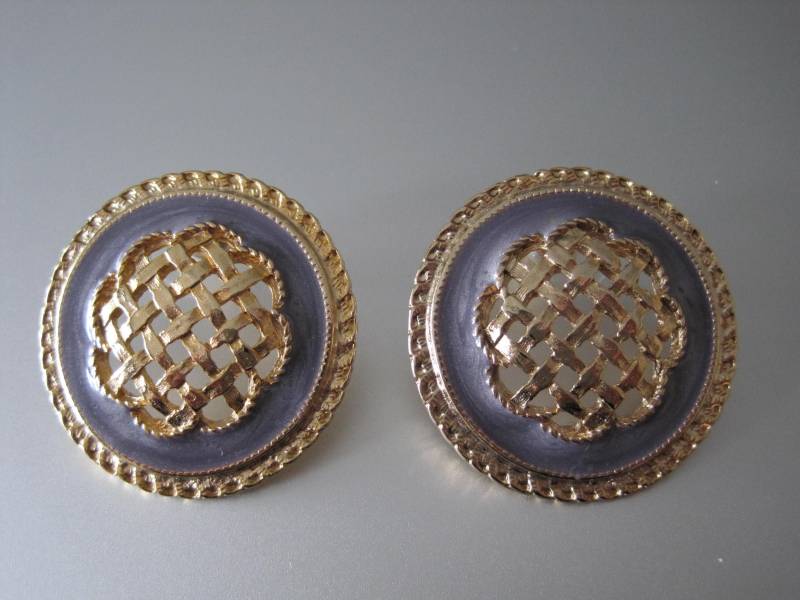 Signierte Lavendel Emaille Ohrstecker Gold Ton Korbgeflecht von Cenato