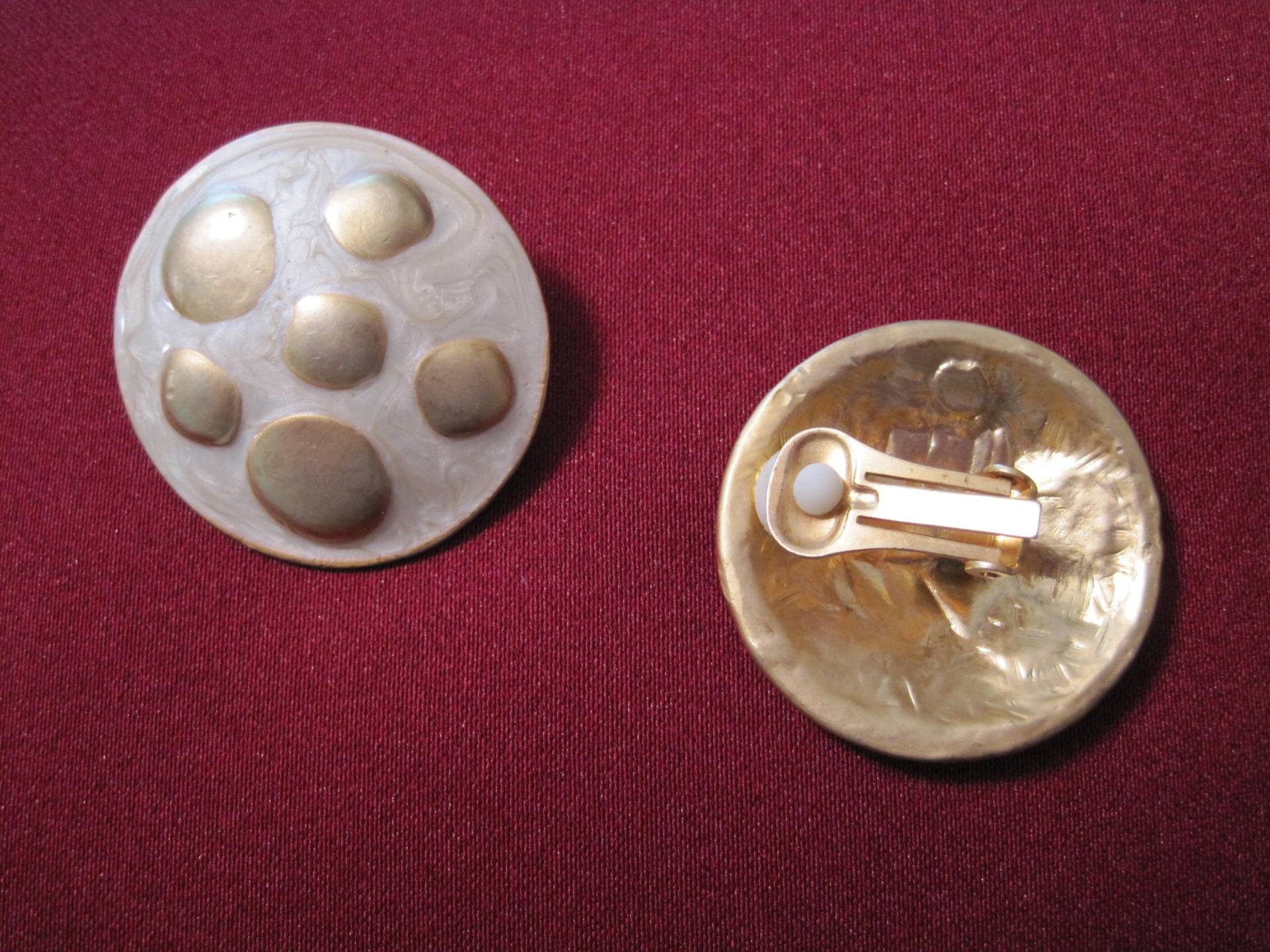 Vintage 70Er Jahre Ohrclips Cremeweiß Emailliert, Matt Vergoldete Kuppel von Cenato