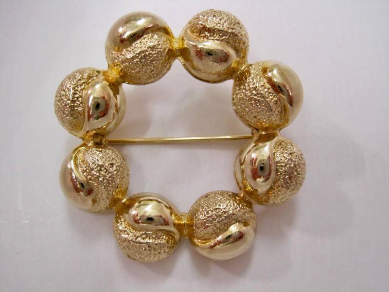 Vintage Sarah Coventry Kranz Brosche Gebürstet Gold Ton, 1960S Sammlerstück von Cenato