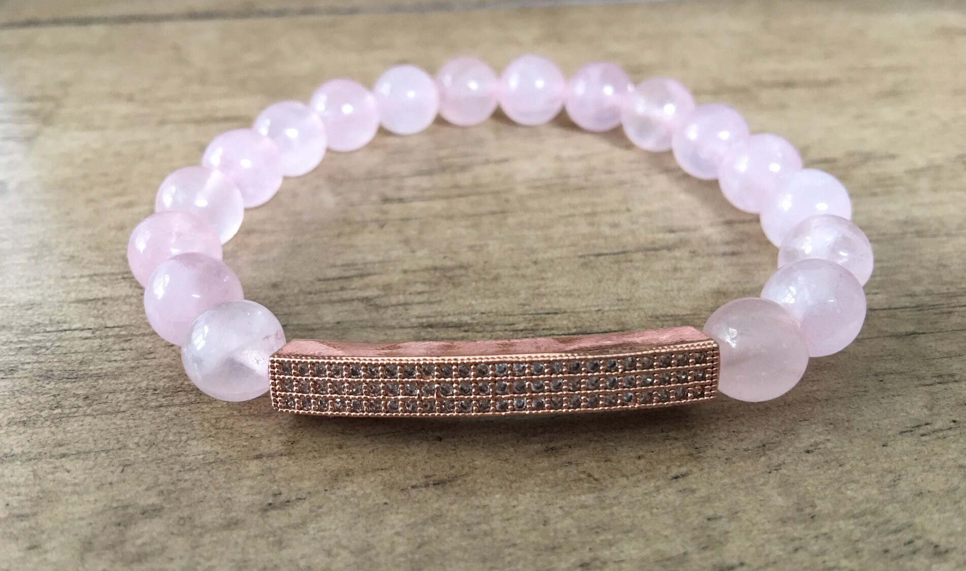 Rose Gold-Ton-Micro Pave 8mm Rosenquarz Perlen Armband Rose Gold-Ton-Micro Pave 8mm Rosenquarz Perlen Armband von CenteredJewelry